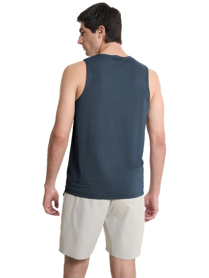 Hombre vistiendo camiseta sin mangas color azul marino y shorts beige.