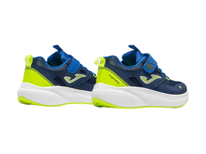 Tenis deportivos Joma Ferro color azul marino con suela blanca y detalles en verde lima para niño.