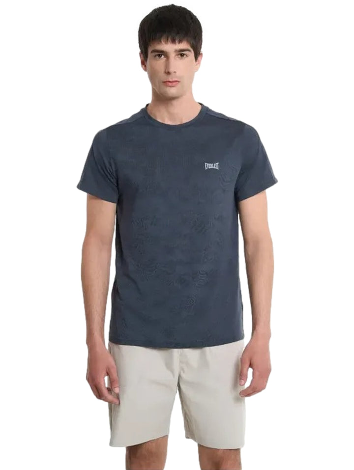 Hombre vistiendo una camiseta deportiva de color azul marino de la marca Everlast.