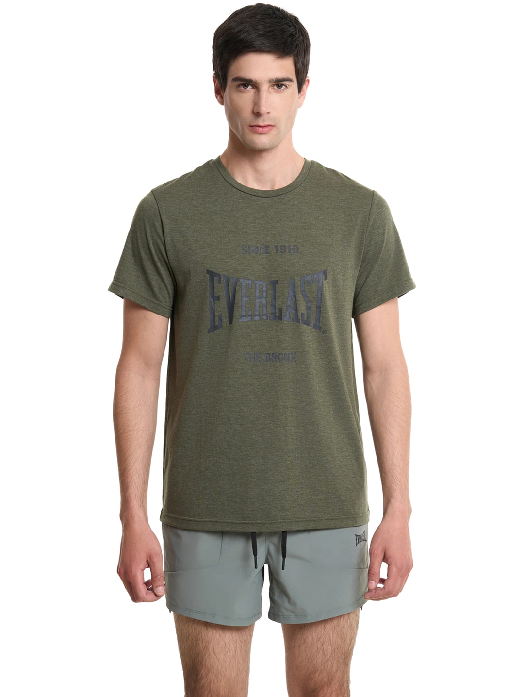 Hombre vistiendo camiseta deportiva verde oliva de manga corta con logotipo Everlast en el pecho.