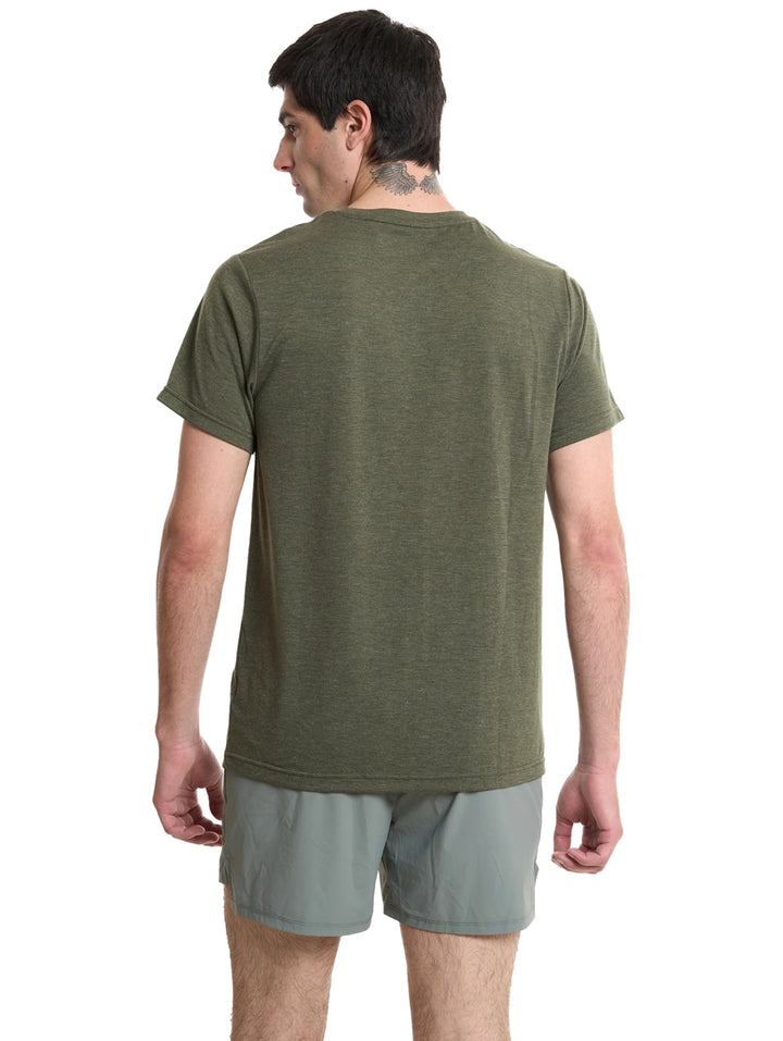 Hombre vistiendo camiseta deportiva verde oliva de manga corta con logotipo Everlast en el pecho.