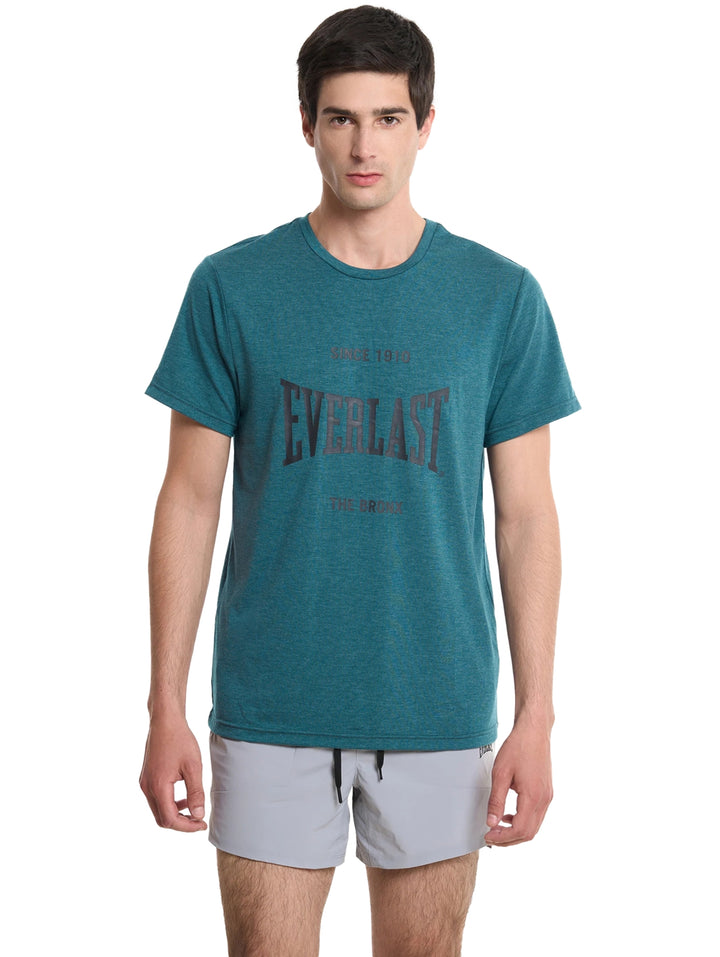 Hombre vistiendo playera deportiva azul de manga corta marca Everlast.
