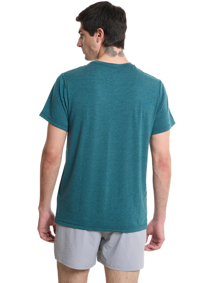 Hombre vistiendo playera deportiva azul de manga corta marca Everlast.