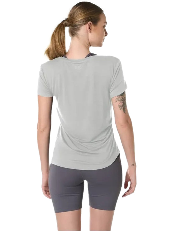 Mujer vistiendo camiseta deportiva gris claro de manga corta marca Everlast.