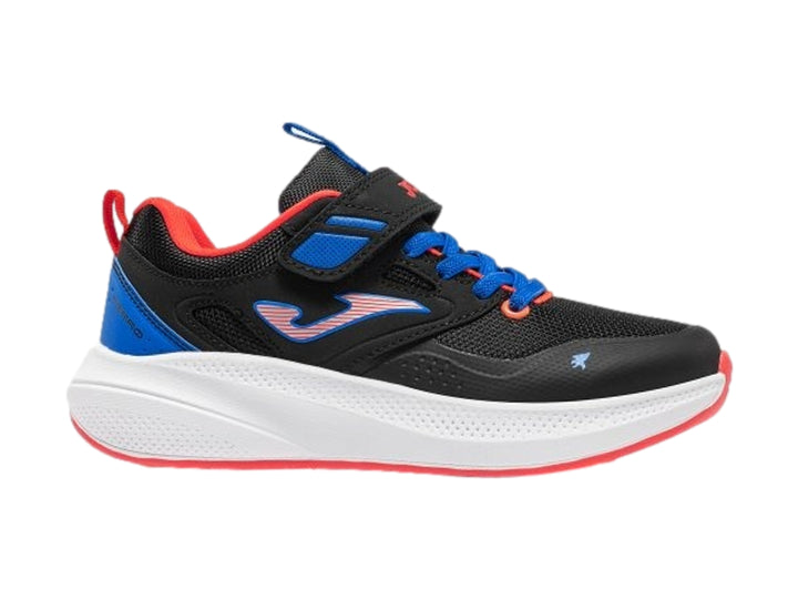 Tenis deportivos Joma Ferro para niño en color negro con detalles azules y rojos y suela blanca.