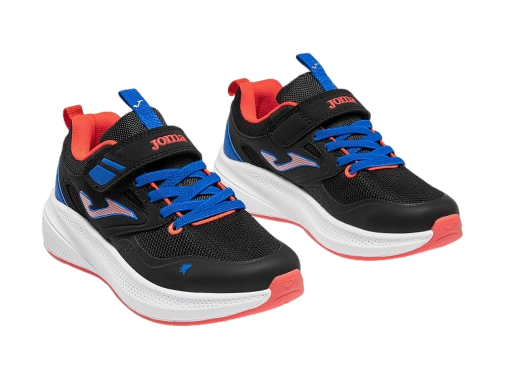 Tenis deportivos Joma Ferro para niño en color negro con detalles azules y rojos y suela blanca.