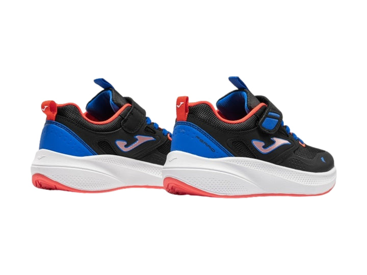 Tenis deportivos Joma Ferro para niño en color negro con detalles azules y rojos y suela blanca.