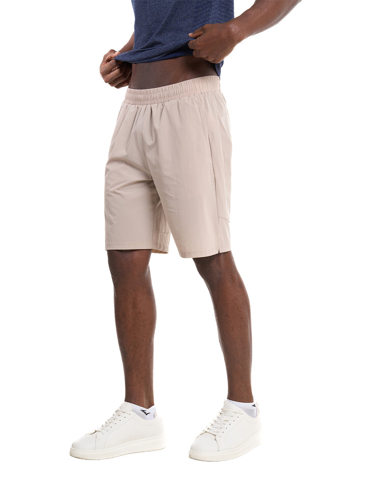 Hombre vistiendo shorts deportivos color beige de la colección Fitness de Everlast.