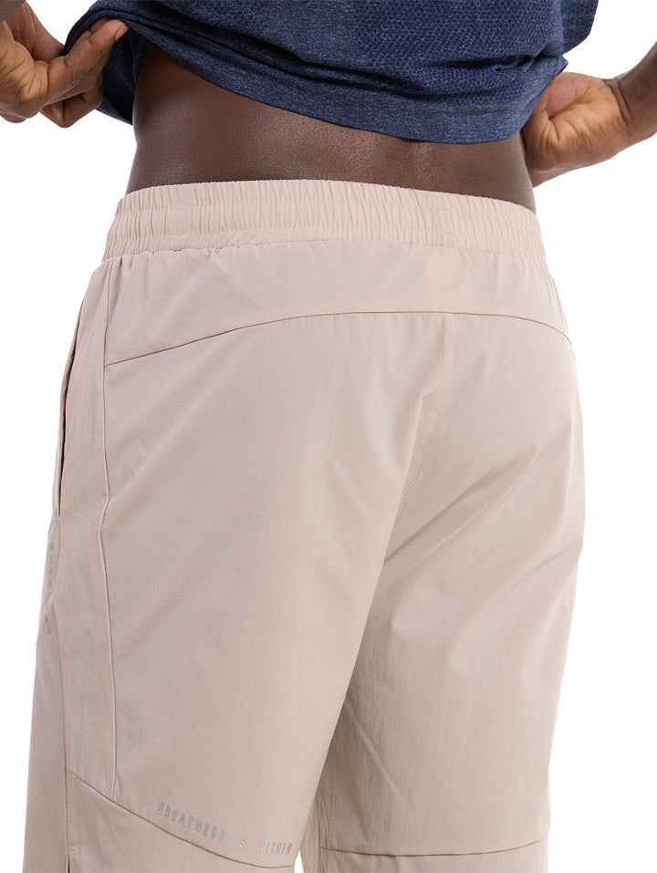 Hombre vistiendo shorts deportivos color beige de la colección Fitness de Everlast.