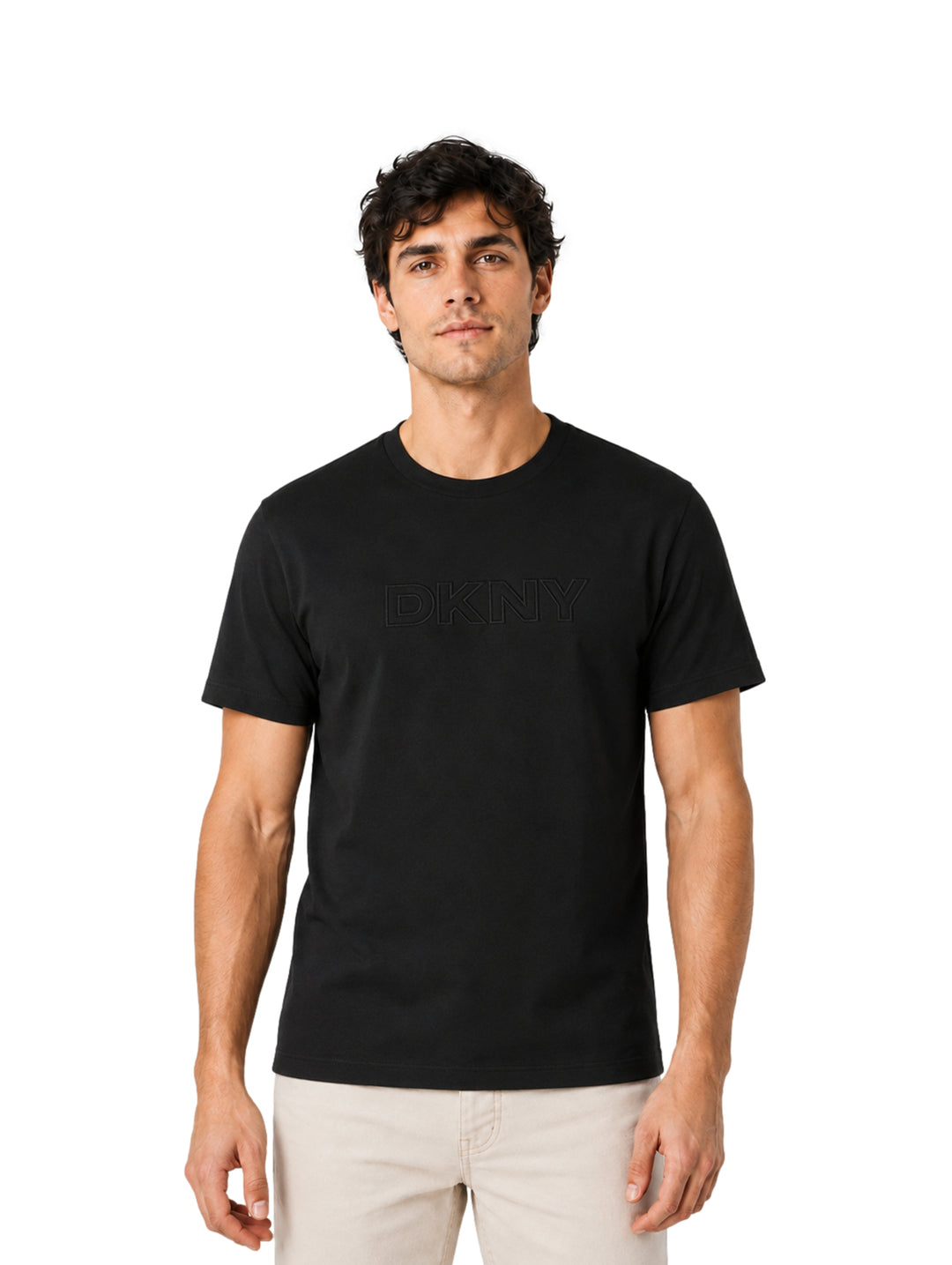 Hombre vistiendo playera negra de manga corta marca DKNY con logotipo frontal