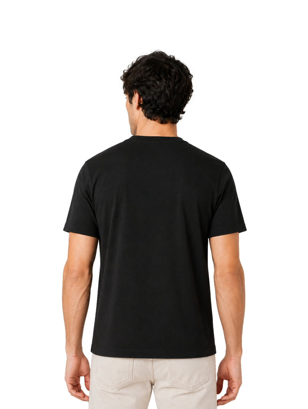 Hombre vistiendo playera negra de manga corta marca DKNY con logotipo frontal