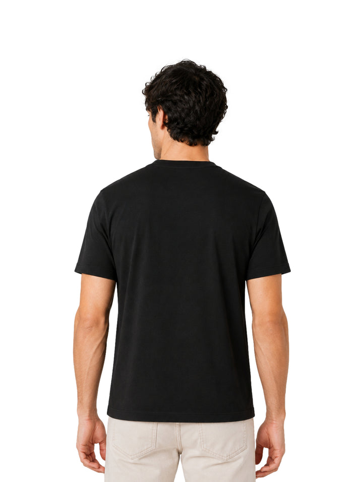 Hombre vistiendo playera negra de manga corta marca DKNY con logotipo frontal
