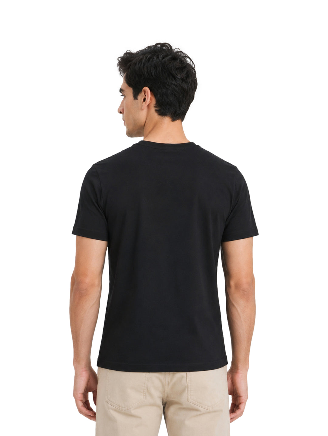 Hombre vistiendo una playera negra de manga corta con el logotipo de DKNY en blanco en el pecho.