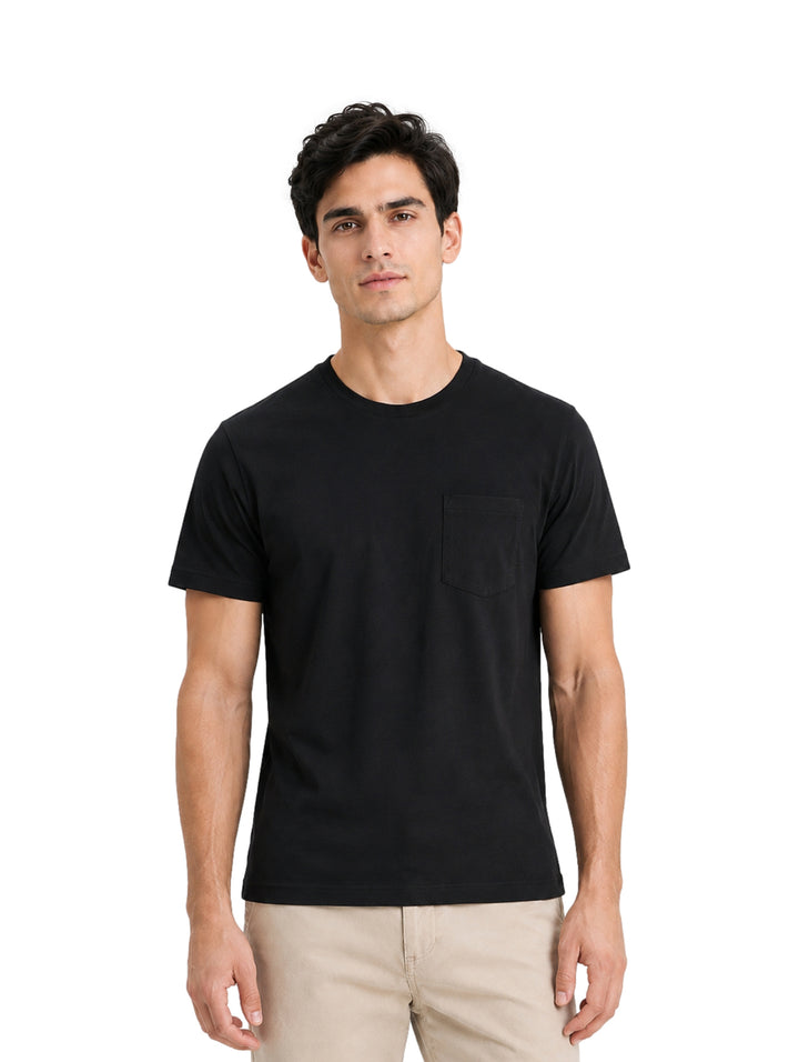 Hombre vistiendo una playera DKNY de color negro con bolsillo frontal y cuello redondo.