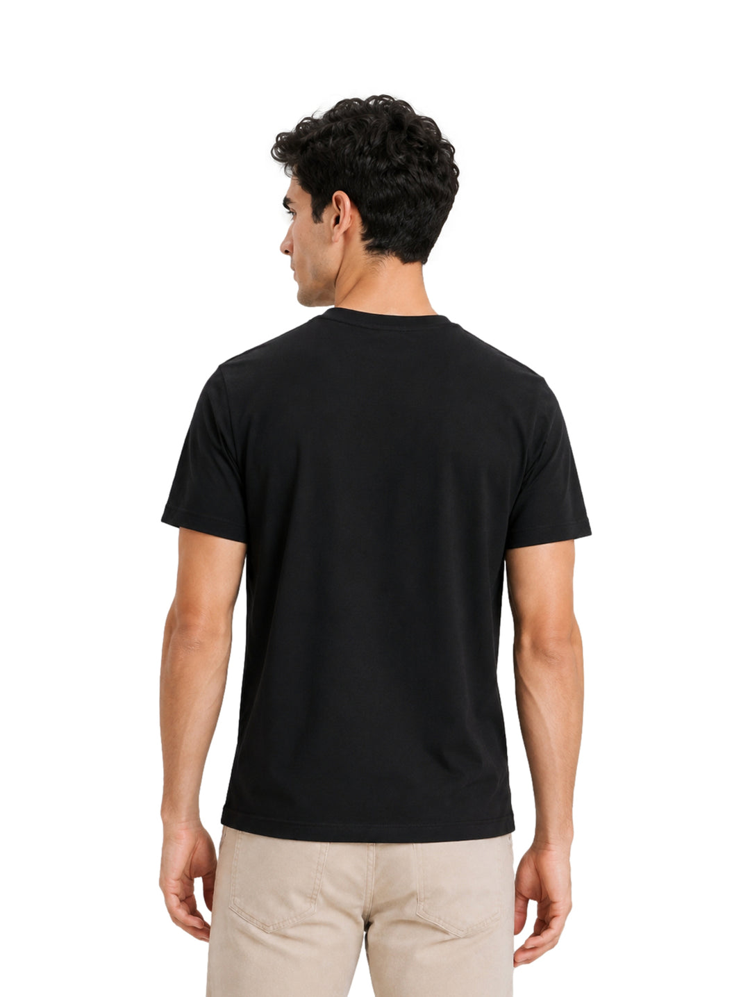 Hombre vistiendo una playera negra de manga corta marca DKNY y pantalones color beige.