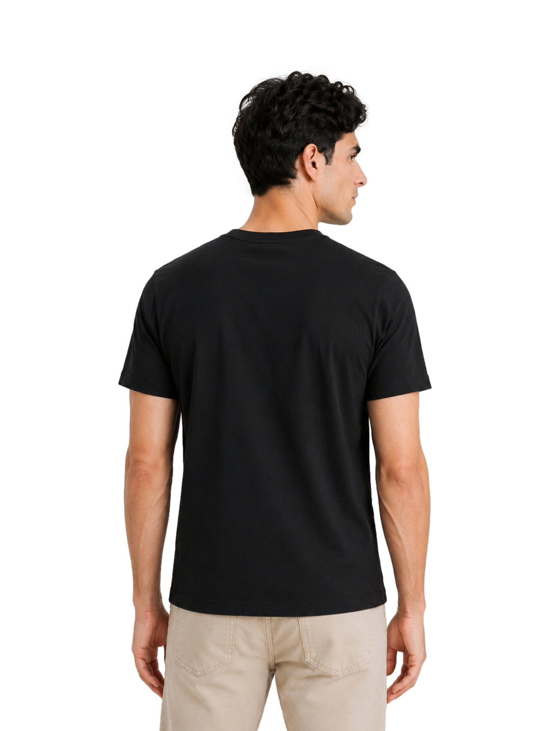 Hombre vistiendo una playera DKNY de color negro con cuello redondo y manga corta.