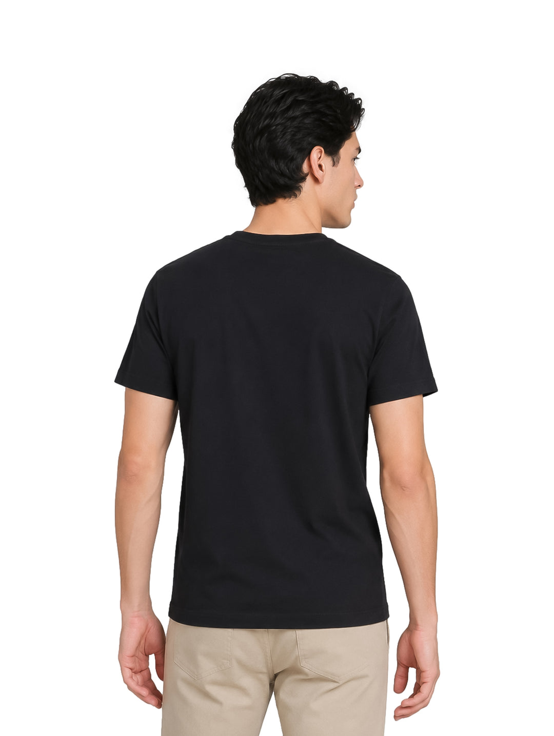 Hombre vistiendo una playera negra de manga corta DKNY y pantalones beige sobre fondo blanco.