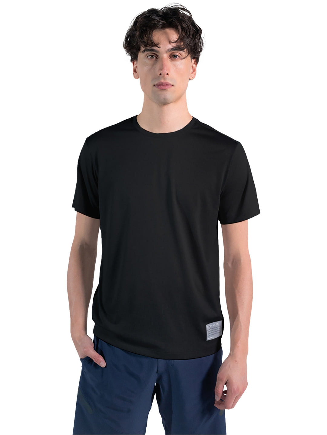 Hombre vistiendo una playera deportiva negra de manga corta marca Everlast.