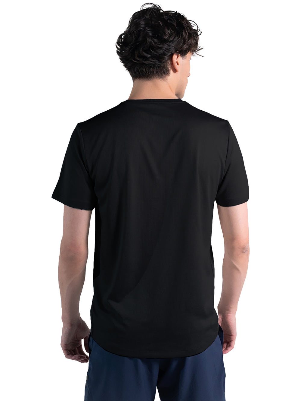 Hombre vistiendo una playera deportiva negra de manga corta marca Everlast.