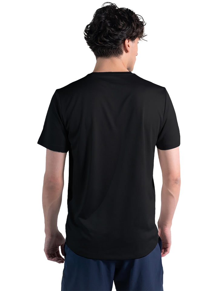 Hombre vistiendo una playera deportiva negra de manga corta marca Everlast.