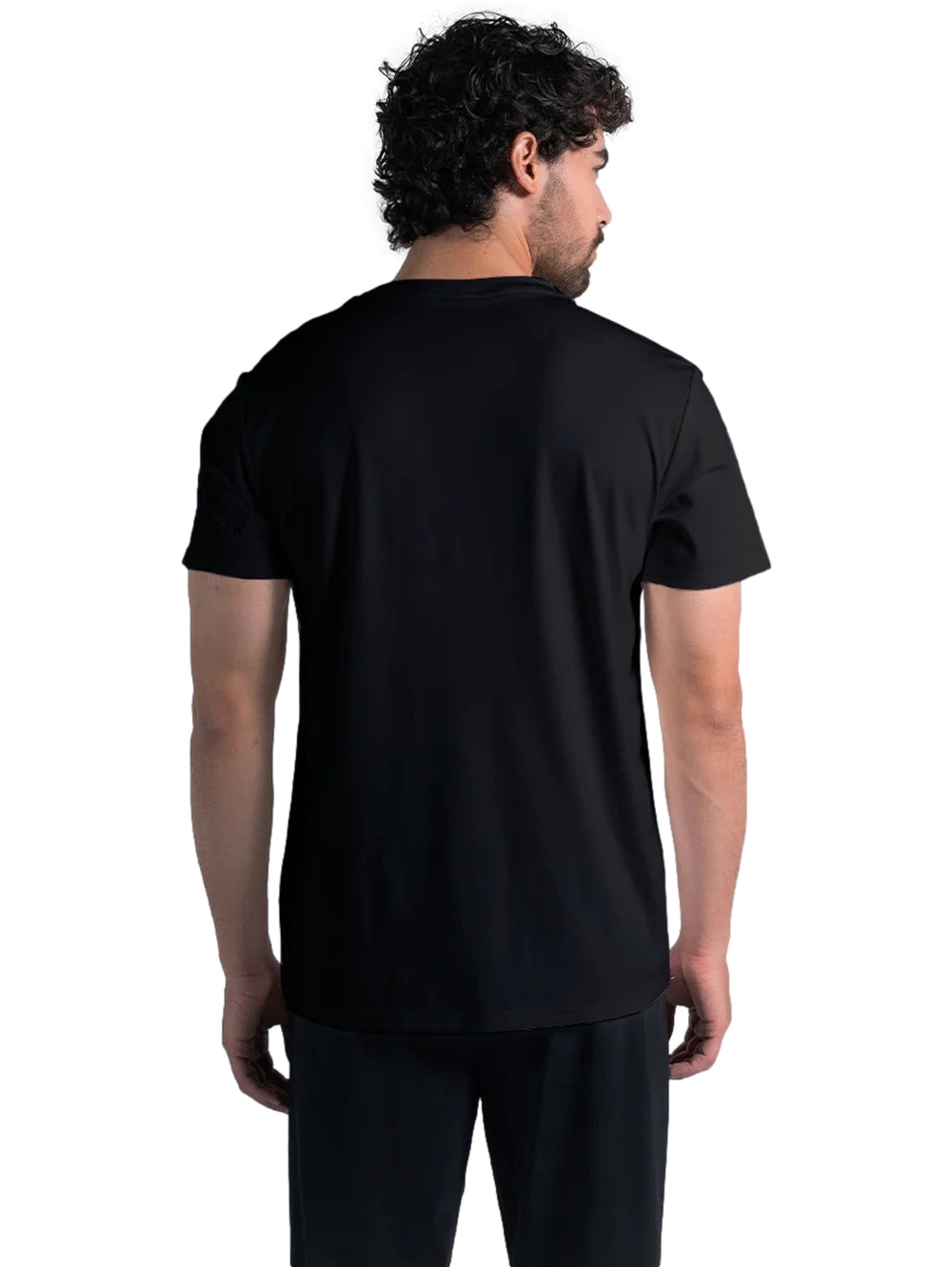 Hombre vistiendo una playera deportiva negra de manga corta marca Everlast y pantalones negros.