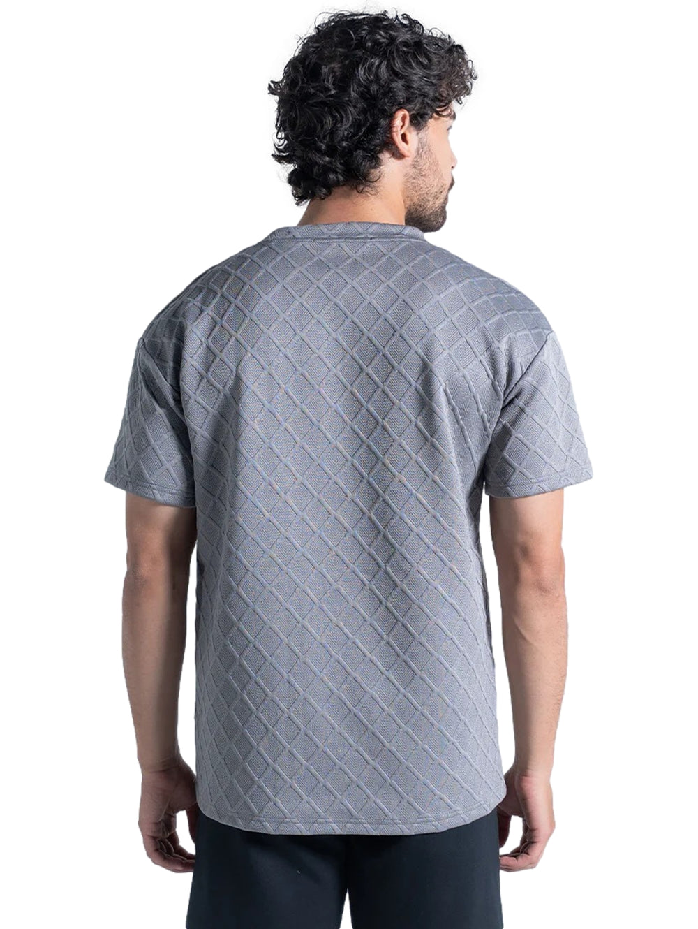 Hombre vistiendo playera deportiva Everlast color gris con textura de rombos.