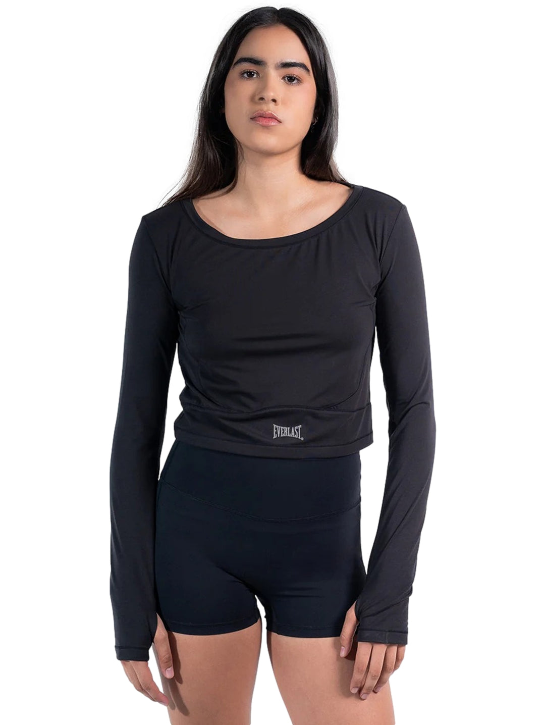 Mujer vistiendo playera deportiva negra de manga larga y corte corto de la marca Everlast.