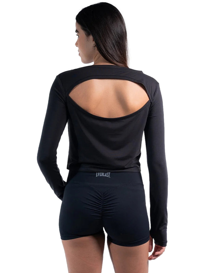Mujer vistiendo playera deportiva negra de manga larga y corte corto de la marca Everlast.