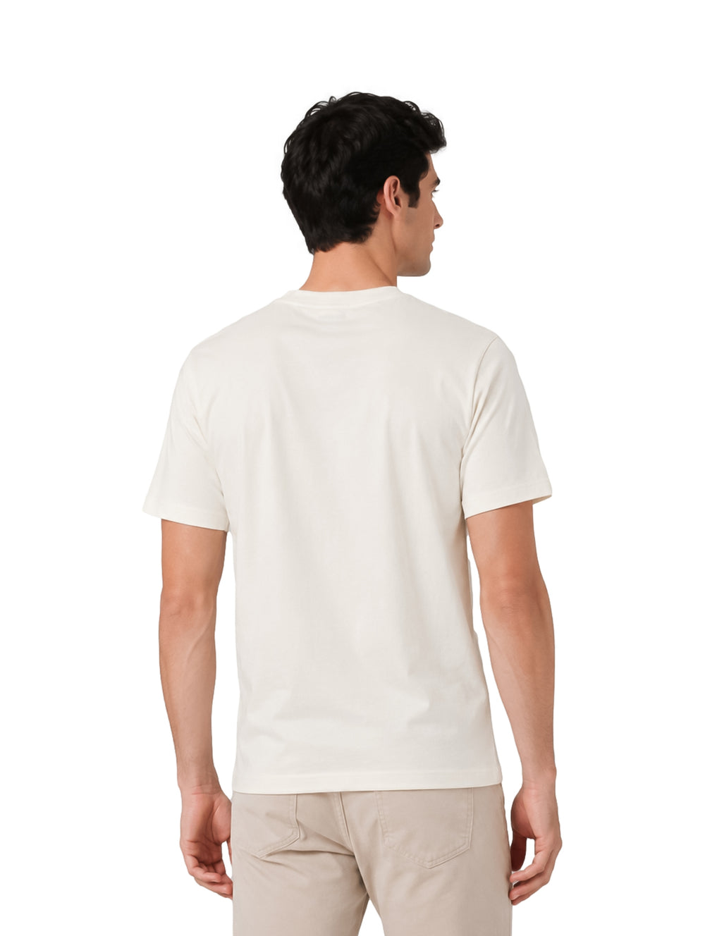 Hombre vistiendo playera de manga corta color tofu con logotipo DKNY en el pecho.