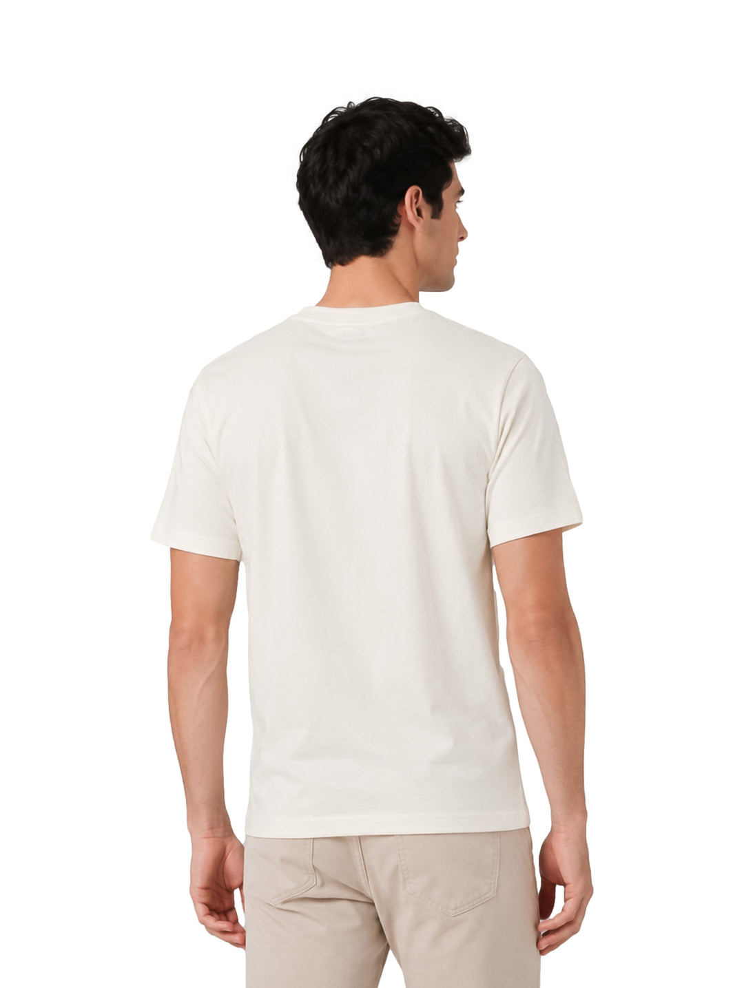 Hombre vistiendo playera de manga corta color tofu con logotipo DKNY en el pecho.