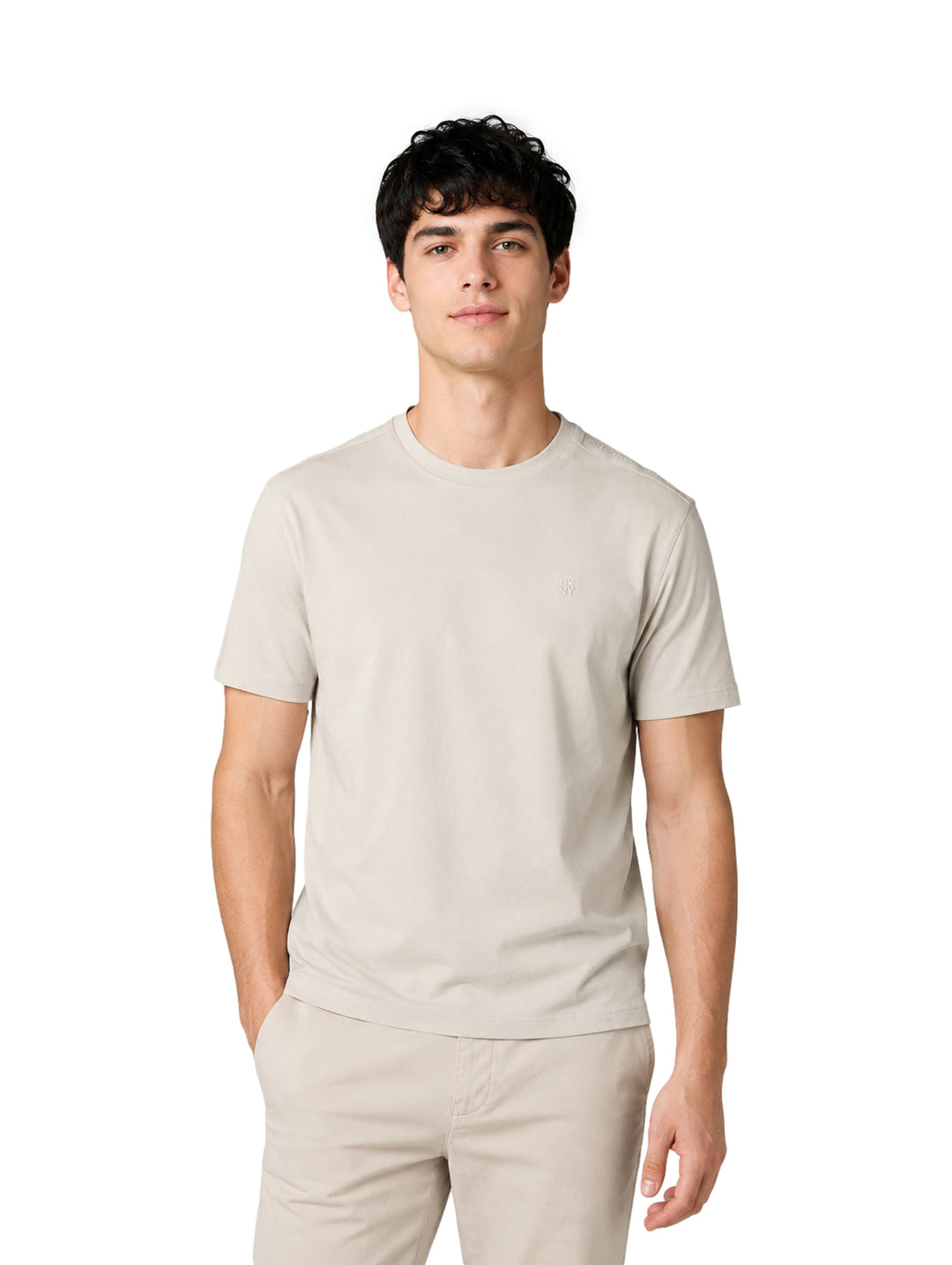 Hombre usando playera DKNY de manga corta color moonstruck y pantalones coordinados.