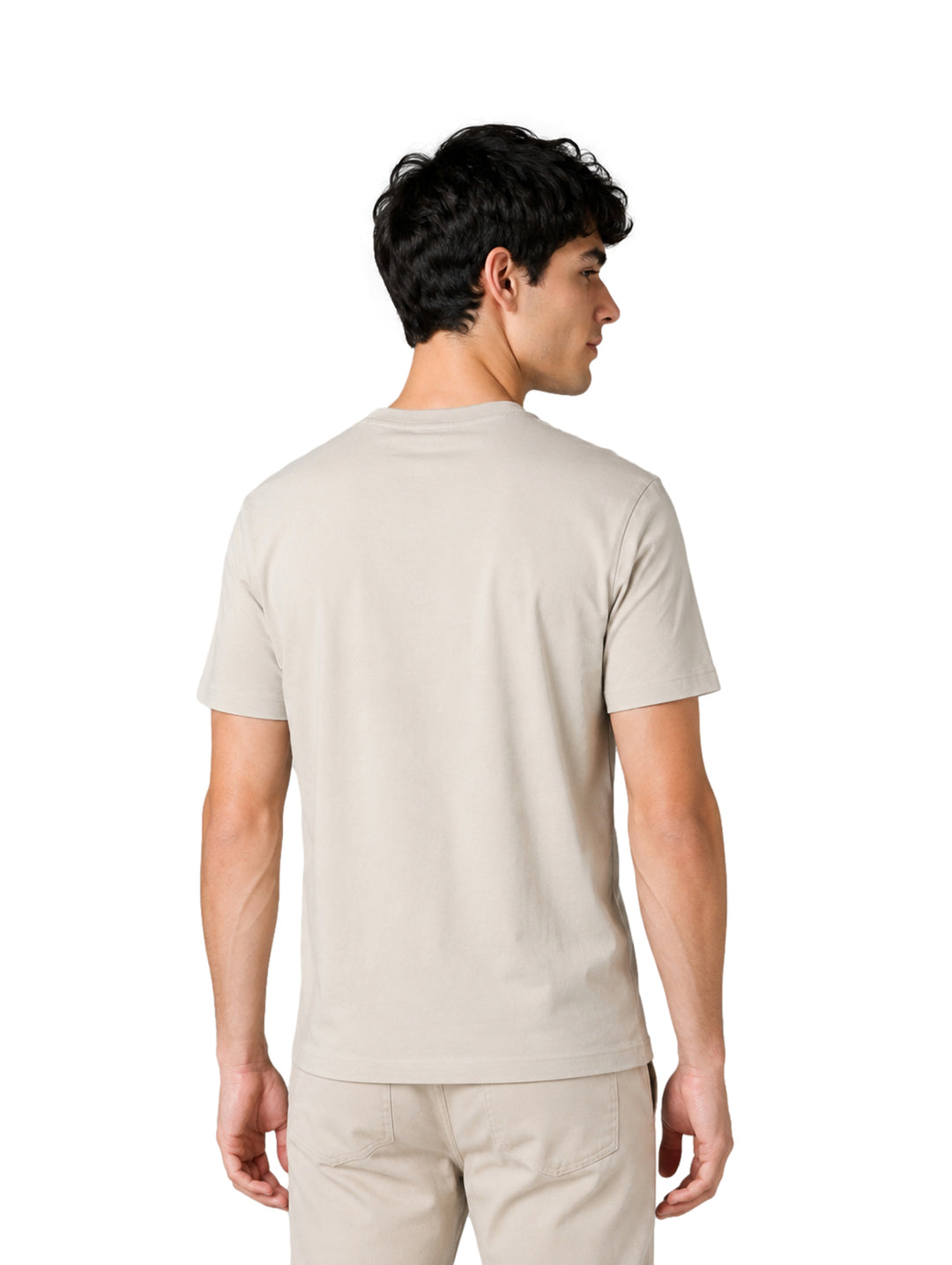 Hombre usando playera DKNY de manga corta color moonstruck y pantalones coordinados.