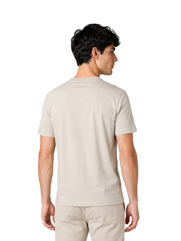 Hombre usando playera DKNY de manga corta color moonstruck y pantalones coordinados.