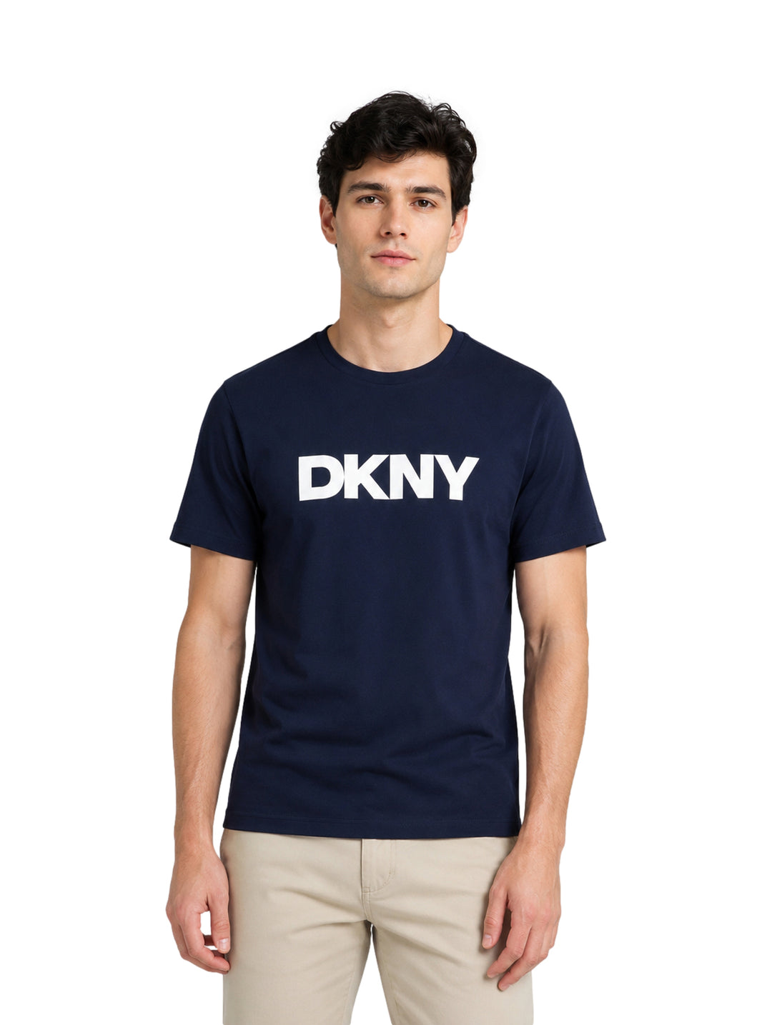 Hombre vistiendo playera color navy de marca DKNY con logotipo blanco en el pecho.