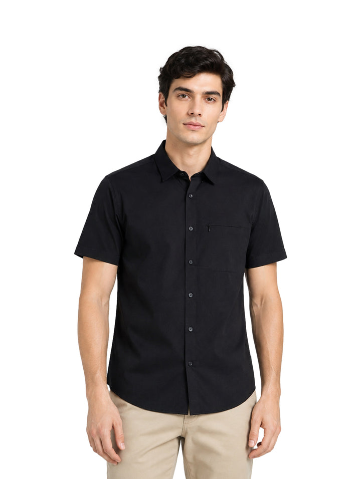 Hombre modelando una camisa DKNY negra de manga corta con botones y cuello