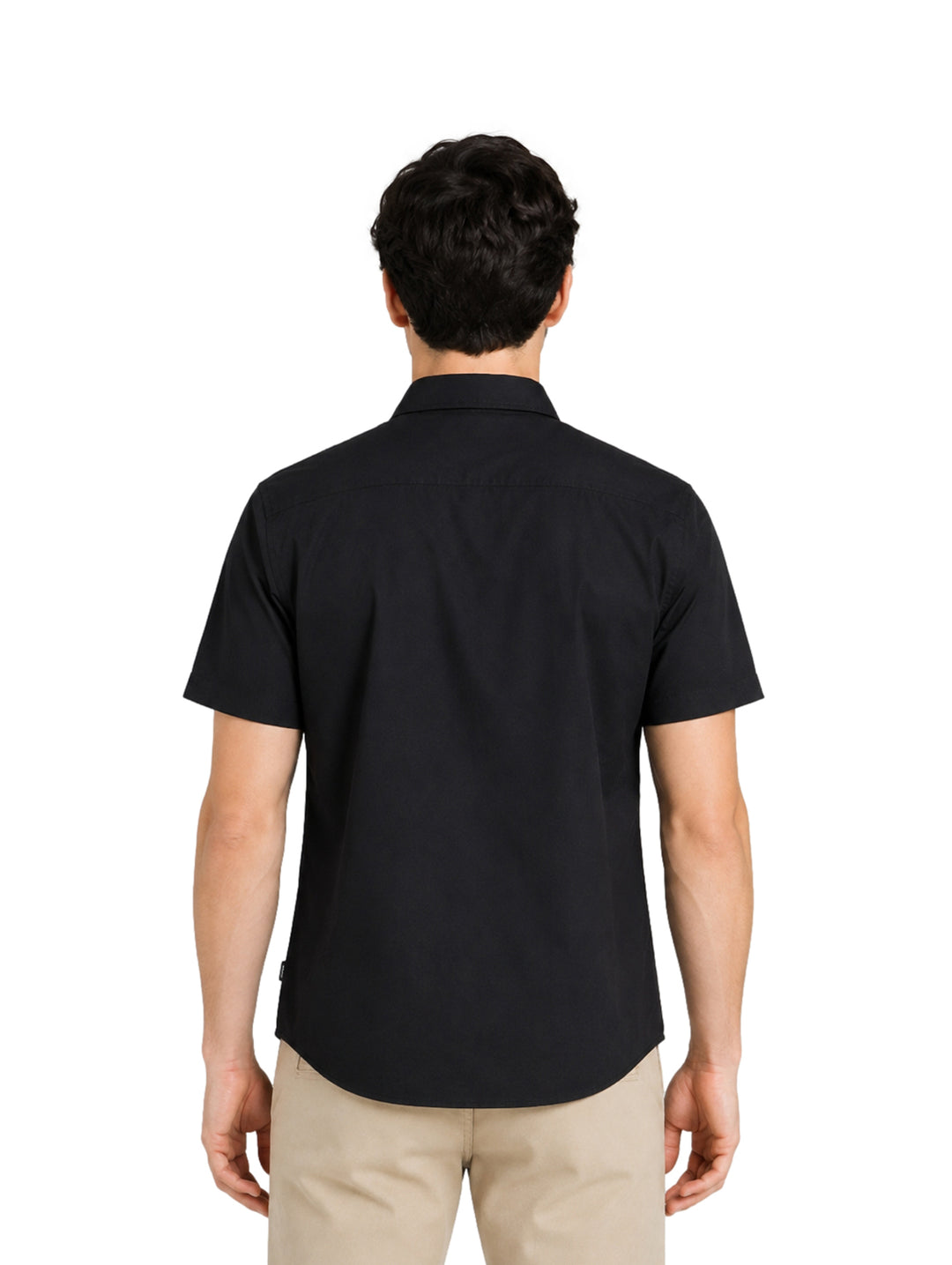 Hombre modelando una camisa DKNY negra de manga corta con botones y cuello