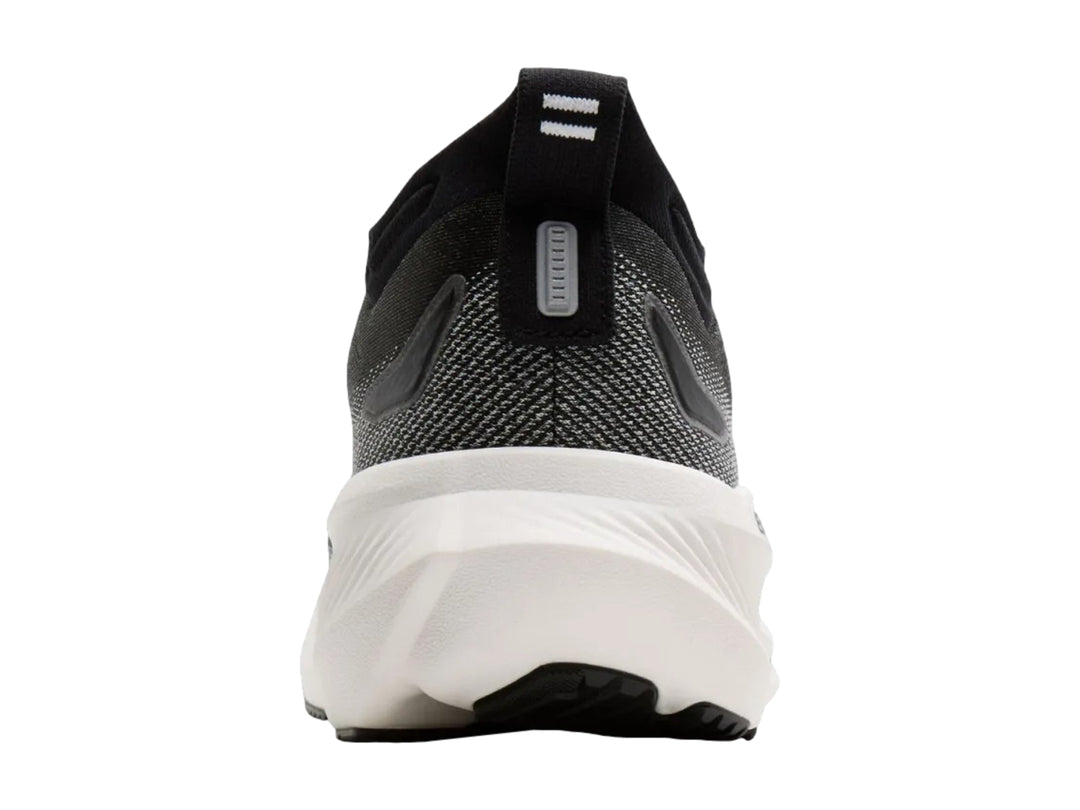 Tenis Brooks Glycerin 23 color negro con suela blanca para mujer.