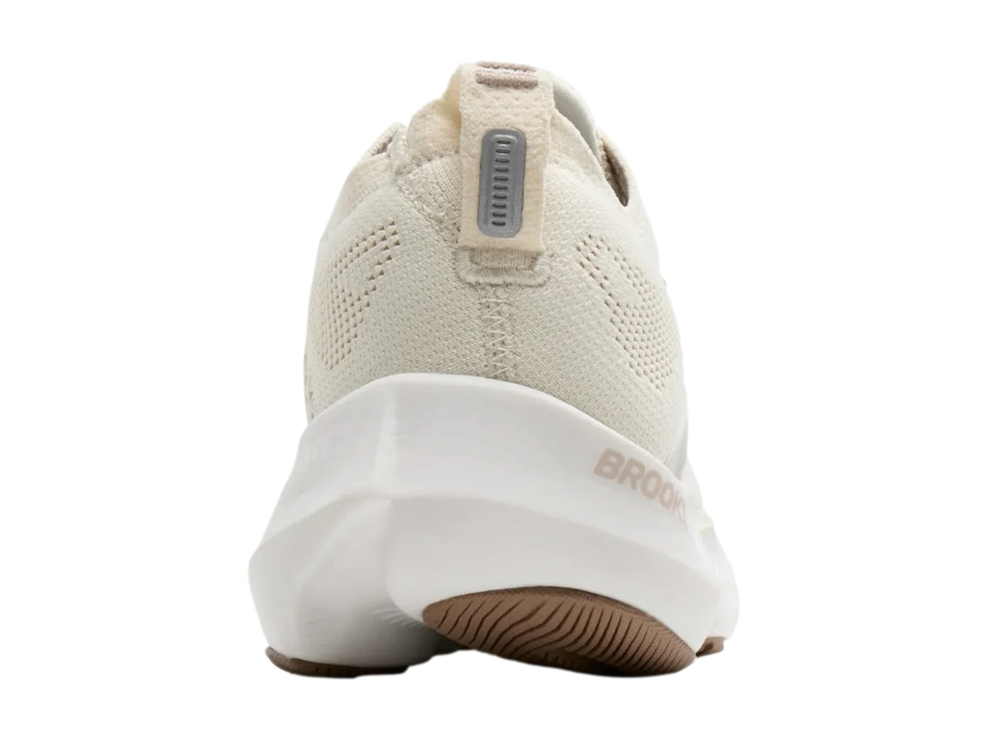 Tenis deportivos Brooks Glycerin Flex color blanco crema con suela blanca y base café claro para mujer.