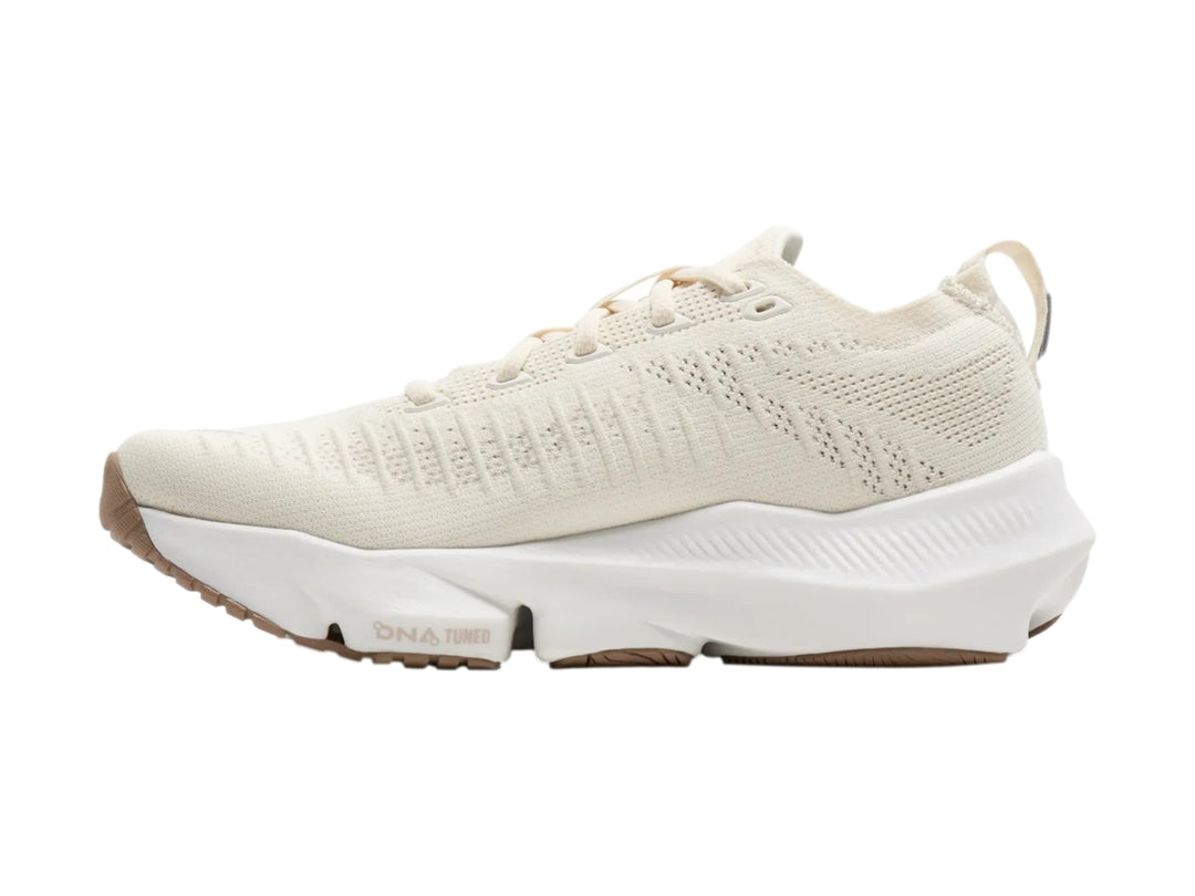 Tenis deportivos Brooks Glycerin Flex color blanco crema con suela blanca y base café claro para mujer.