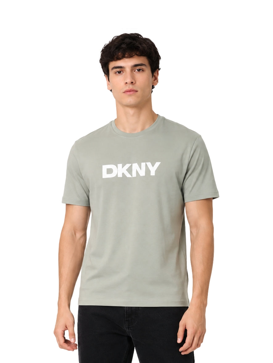 Hombre vistiendo playera DKNY color green tea de manga corta y cuello redondo.