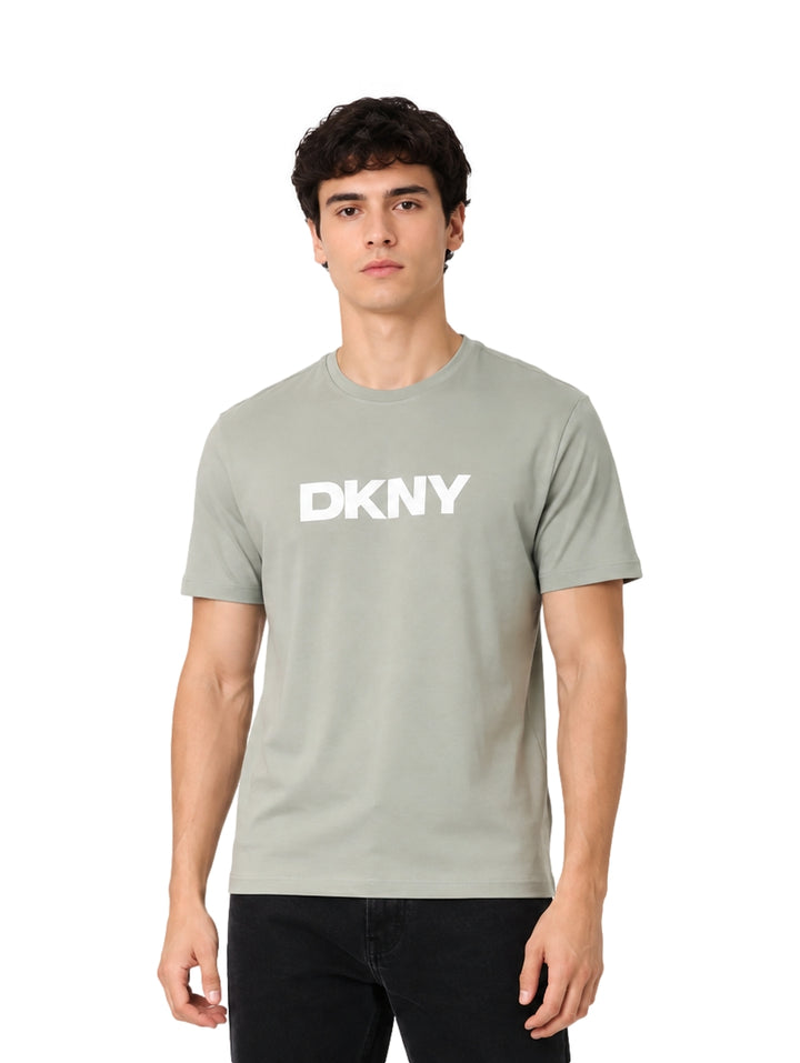 Hombre vistiendo playera DKNY color green tea de manga corta y cuello redondo.