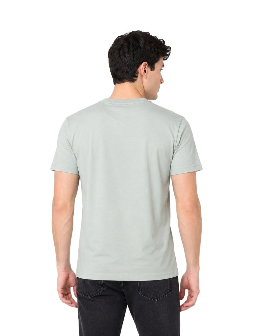 Hombre vistiendo playera DKNY color verde parkway de manga corta y cuello redondo.