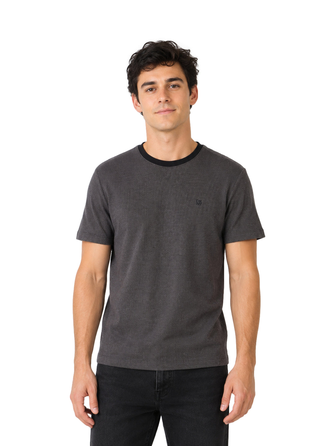 Hombre vistiendo una playera DKNY de color negro con cuello redondo y manga corta.