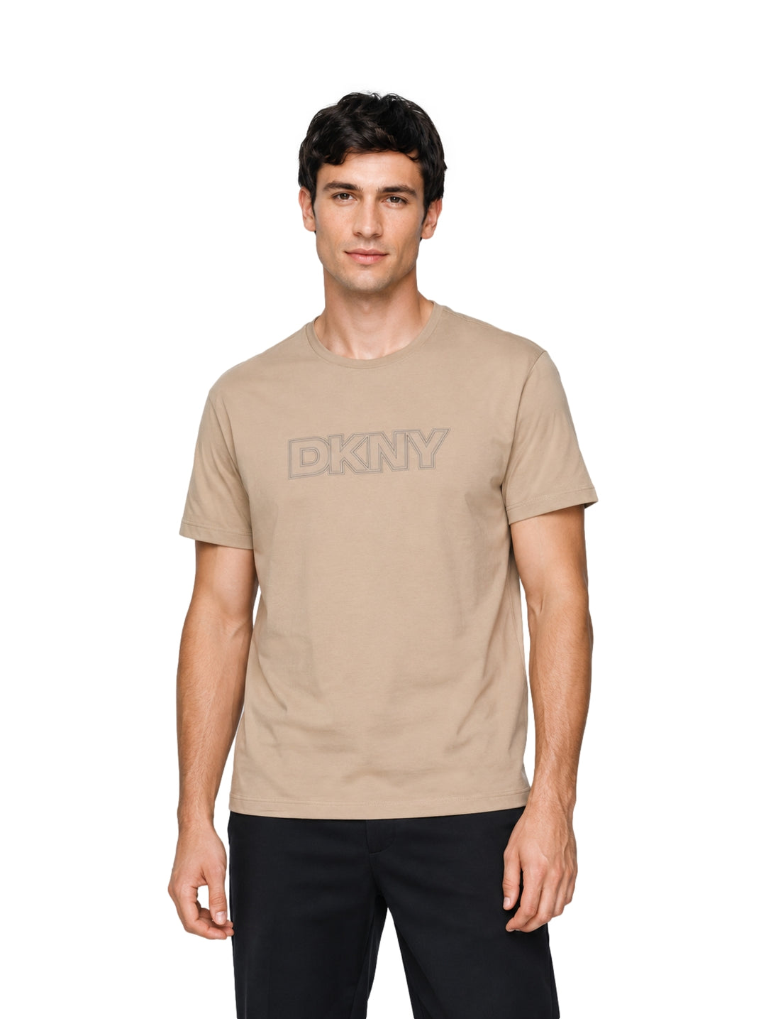 Hombre vistiendo playera de manga corta color tofu con logotipo DKNY en el pecho.