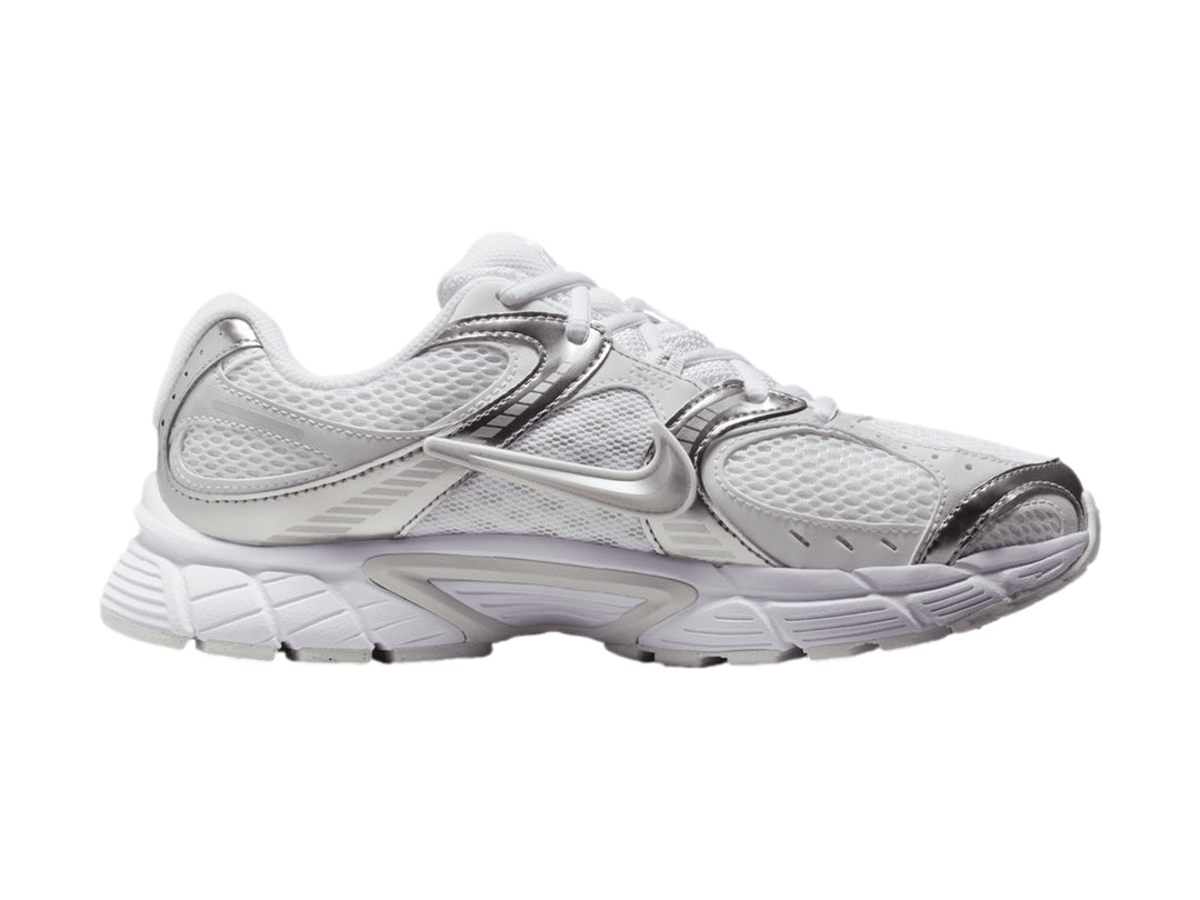Tenis Nike V5 RNR para mujer en color blanco con detalles en plateado metálico.