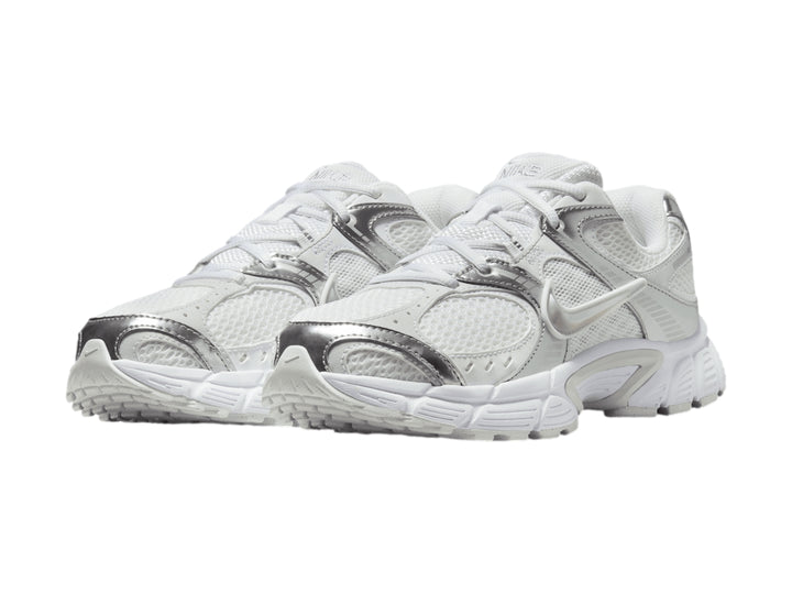 Tenis Nike V5 RNR para mujer en color blanco con detalles en plateado metálico.