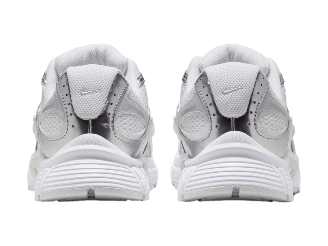 Tenis Nike V5 RNR para mujer en color blanco con detalles en plateado metálico.
