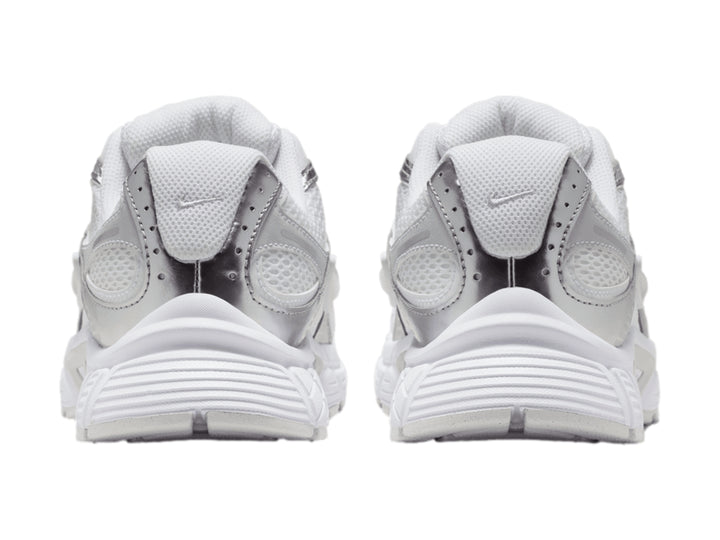 Tenis Nike V5 RNR para mujer en color blanco con detalles en plateado metálico.