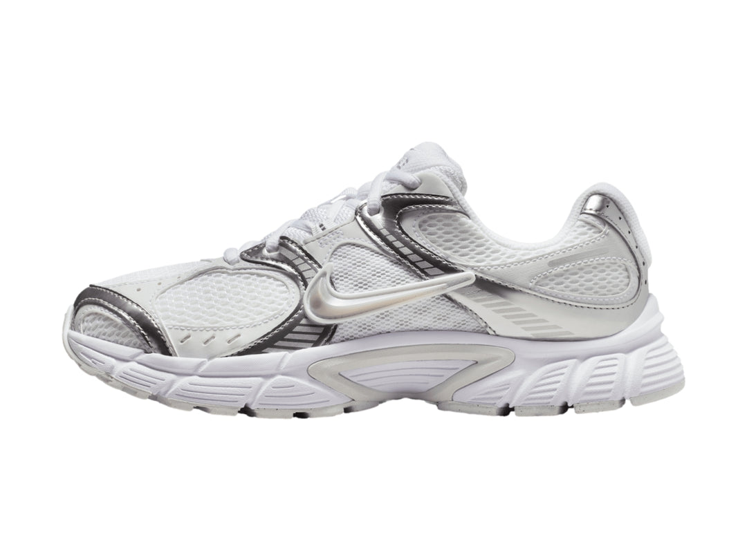 Tenis Nike V5 RNR para mujer en color blanco con detalles en plateado metálico.