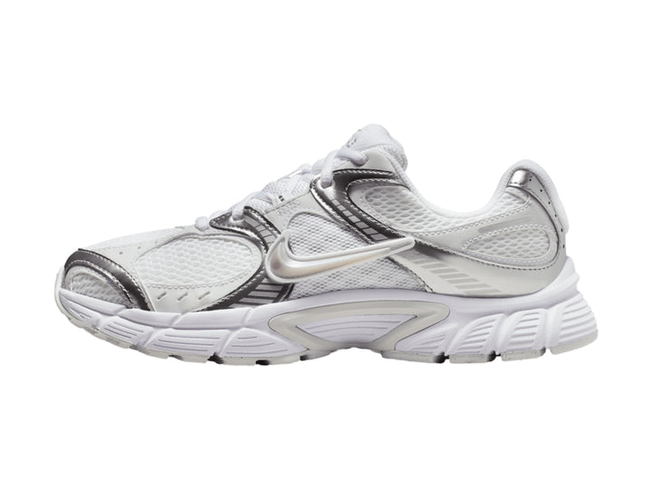 Tenis Nike V5 RNR para mujer en color blanco con detalles en plateado metálico.